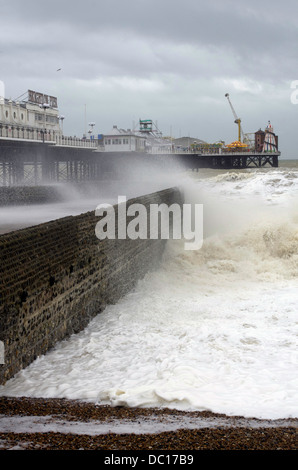 Ein stürmischen Tag in Brighton spielt Chaos mit den Wellen, die gegen die Wellenbrecher abstürzen. Stockfoto