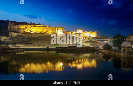 Amber Fort in der Nacht. Maota See. Jaipur, Rajasthan, Indien, Asien Stockfoto