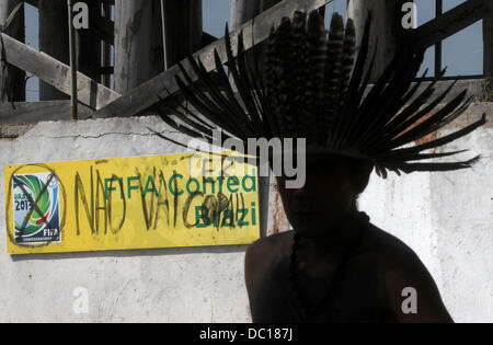 Eine Gruppe von etwa 50 Indianer und Anhängern überfallen und besetzt noch einmal die alte Indian Museum, in der Nähe von Maracana-Stadion, nördlich von Rio De Janeiro, südöstlichen Brasilien, am 6. August 2013. Acht Personen, vier Inder und vier Unterstützer der Sache kam bei der Szene, die leer und Polizeiarbeit und ständiger gab. Die anderen Insassen kamen später dazu. Foto: MARCOS DE PAULA/ESTADAO CONTUEUDO Stockfoto