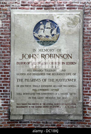 Gedenktafel an John Robinson in der St. Peter's Church.Leiden Niederlande.Kirche, in der John Robinson begraben wurde - Pastor der englischen Kirche.Pilgrim Stockfoto