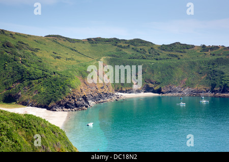 Blick von Süd West Küste Weg von Lantic Bay Cornwall England, einsame Strände an einem schönen sonnigen Sommertag Stockfoto