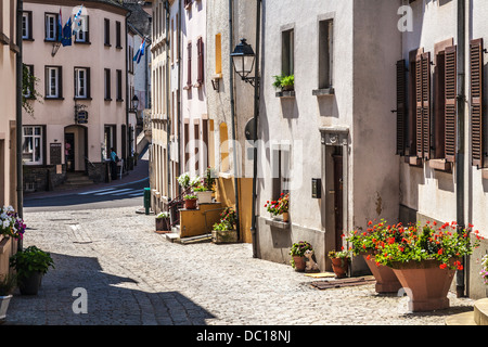 Einer der Seitenstraßen in dem malerischen Dorf von Vianden in Luxemburg. Stockfoto