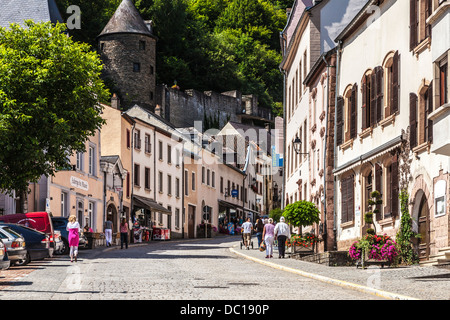 Einer der wichtigsten Straßen durch das malerische Dorf von Vianden in Luxemburg. Stockfoto