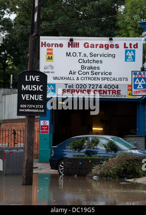 London, UK. 7. August 2013. Überschwemmungen außerhalb Herne Hill Garagen im Half Moon Lane, verursacht durch einen Wasserrohrbruch führte zu weitverbreitete Beschädigung im Bereich Herne Hill London Credit: Andy Thornley/Alamy Live News Stockfoto