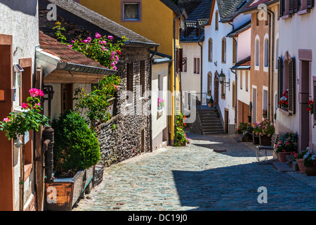 Eine malerische engen gepflasterten Seitenstraße in dem hübschen Dorf Vianden in Luxemburg. Stockfoto