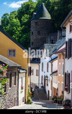 Eine malerische engen gepflasterten Seitenstraße in dem hübschen Dorf Vianden in Luxemburg. Stockfoto