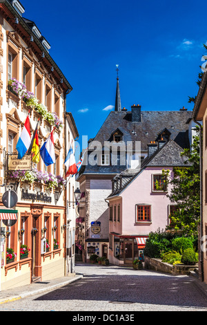 Einer der wichtigsten Straßen durch das malerische Dorf von Vianden in Luxemburg. Stockfoto