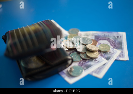 Brieftasche mit Münzen und British Bank of England 20 Pfund-Pfund-Noten. Stockfoto