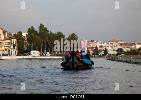 Europa, Portugal, Aveiro. Die Portugiesen in Aveiro verwenden Moliceiro-Boote zu Touren auf den Kanälen laufen. Stockfoto