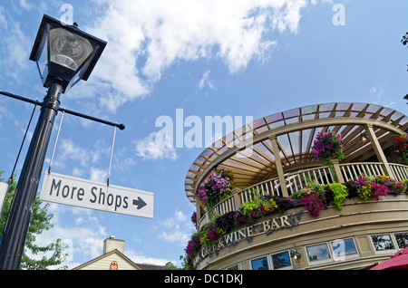 Äußere Gartenterrasse der Shaw-Cafe und Weinstube in Niagara-On-The-Lake, Ontario, sowie ein Vintage Laterne Zeichen. Stockfoto