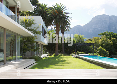 Modernes Haus und pool Stockfoto