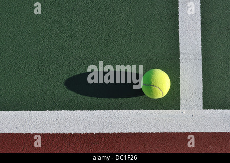 Tennisball auf einem Platz Stockfoto