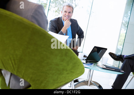 Lächelnde Geschäftsmann in treffen Stockfoto