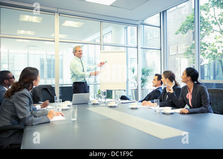 Geschäftsmann führenden treffen am Flipchart im Konferenzraum Stockfoto