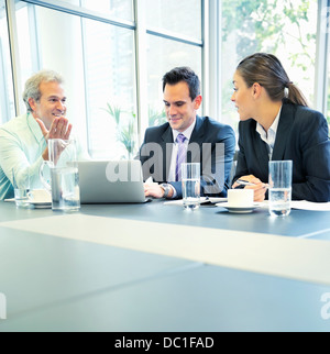 Geschäftsleute treffen im Konferenzraum Stockfoto