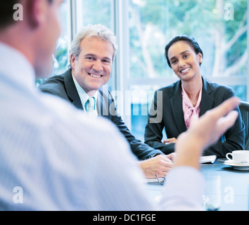 Lächelnde Geschäftsleute treffen im Konferenzraum Stockfoto