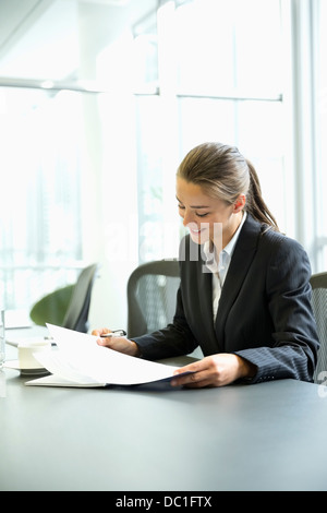 Geschäftsfrau lesen Schreibarbeit im Konferenzraum Stockfoto