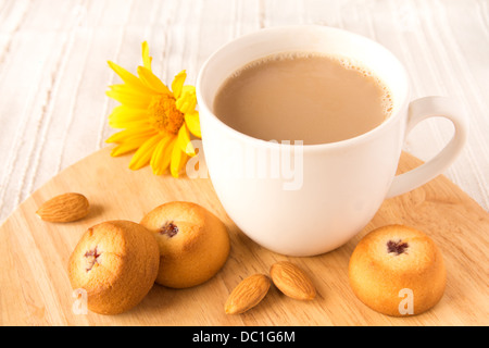 Kaffee und hausgemachte Kekse (Gebäck) Stockfoto