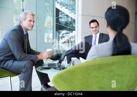 Geschäftsleute treffen sich in der lobby Stockfoto
