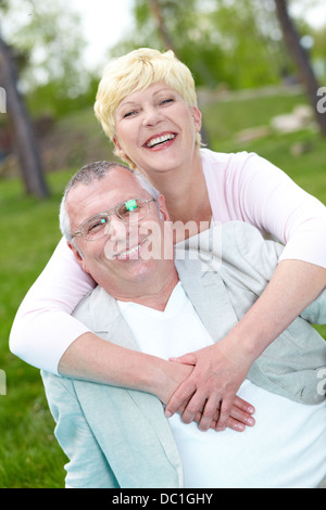 Gerne älteres paar lachen während der Pause außerhalb Stockfoto