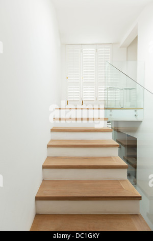 Treppe in modernes Haus Stockfoto