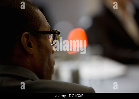 Rückansicht der Geschäftsmann im Meeting hautnah Stockfoto