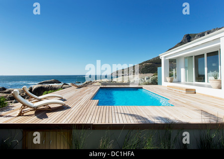 Luxus-Schwimmbad mit Blick aufs Meer Stockfoto