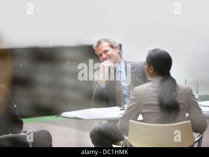 Lächelnde Geschäftsmann in treffen Stockfoto