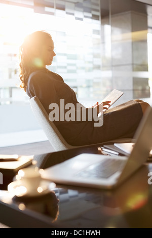 Geschäftsfrau mit digitalen Tablette im Büro Stockfoto