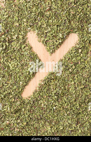 Buchstabe Y geschrieben mit Oregano auf Holztisch Stockfoto