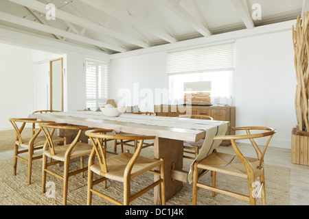 Holztisch im Speisesaal Stockfoto