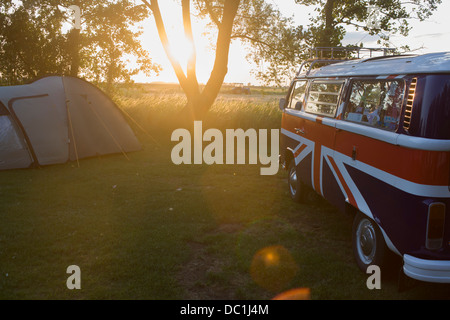 Ein VW-Campingbus geschmückt mit britischen Union Jacks Farben auf einem Campingplatz am Reedham auf den Norfolk Broads (weitere Beschriftung in Beschreibung). Stockfoto