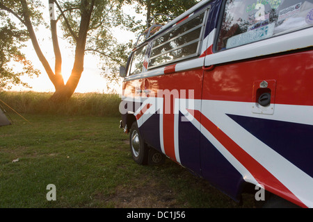 Ein VW-Campingbus geschmückt mit britischen Union Jacks Farben auf einem Campingplatz am Reedham auf den Norfolk Broads (weitere Beschriftung in Beschreibung). Stockfoto