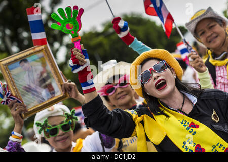 Bangkok, Thailand. 7. August 2013. Thai regierungsfeindliche gelbe Hemden jubeln während einer Protestaktion gegen eine vorgeschlagene Amnestie-Gesetz. Etwa 2.500 Demonstranten gegen eine Amnestie Gesetzentwurf vorgeschlagen von Thailands Regierungspartei marschierten in Richtung des thailändischen Parlaments am Morgen. Die Amnestie können im Exil flüchtigen ehemaligen Ministerpräsidenten Thaksin Shinawatra zurück nach Thailand. Thaksins Anhänger sind zu Gunsten der Bill aber Thai Yellow Shirts und Regierungsgegnern gegen den Gesetzentwurf. Bildnachweis: ZUMA Press, Inc./Alamy Live-Nachrichten Stockfoto