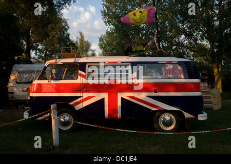 Ein VW-Campingbus geschmückt mit britischen Union Jacks Farben auf einem Campingplatz am Reedham auf den Norfolk Broads (weitere Beschriftung in Beschreibung). Stockfoto