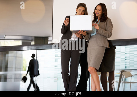 Unternehmerinnen mit Laptop in der lobby Stockfoto