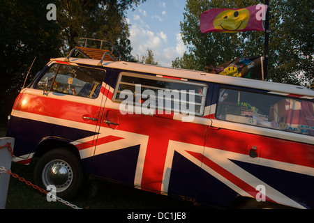 Ein VW-Campingbus geschmückt mit britischen Union Jacks Farben auf einem Campingplatz am Reedham auf den Norfolk Broads (weitere Beschriftung in Beschreibung). Stockfoto