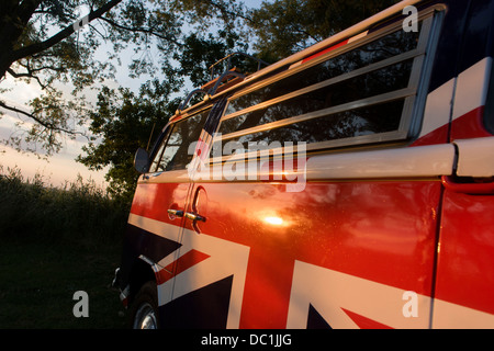 Ein VW-Campingbus geschmückt mit britischen Union Jacks Farben auf einem Campingplatz am Reedham auf den Norfolk Broads (weitere Beschriftung in Beschreibung). Stockfoto