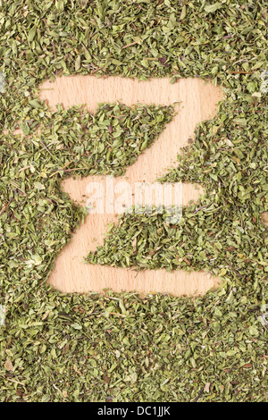 Buchstabe Z geschrieben mit Oregano auf Holztisch Stockfoto