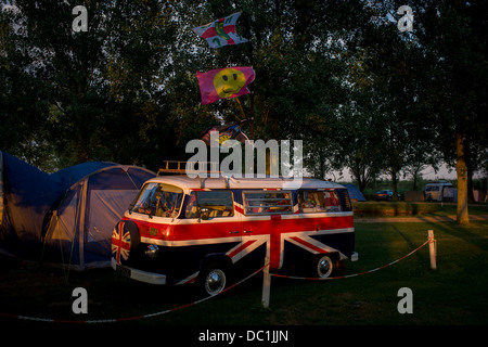 Ein VW-Campingbus geschmückt mit britischen Union Jacks Farben auf einem Campingplatz am Reedham auf den Norfolk Broads (weitere Beschriftung in Beschreibung). Stockfoto