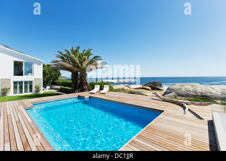 Luxus-Schwimmbad mit Blick aufs Meer Stockfoto