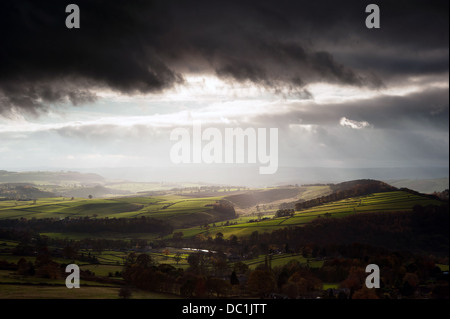 Sonnenstrahlen über große Moor im Peak District National Park im Herbst Stockfoto