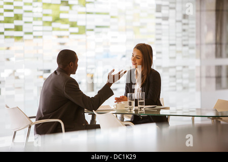 Unternehmer und Unternehmerin im Gespräch Stockfoto