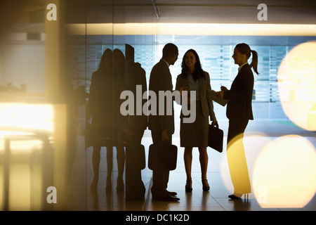 Business-Leute reden in lobby Stockfoto