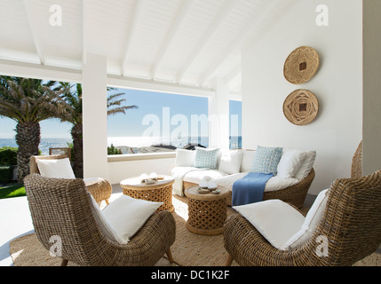 Wicker Sofa und Stühle auf Luxus-Terrasse Stockfoto