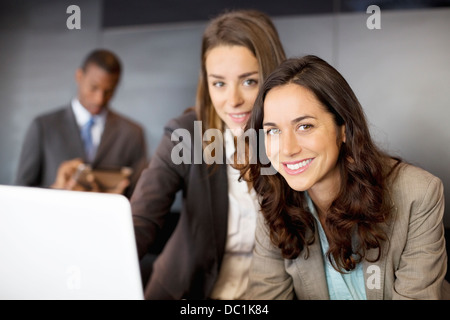 Porträt des Lächelns Geschäftsfrauen mit laptop Stockfoto