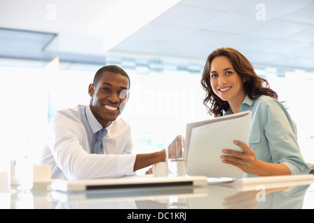 Porträt des Lächelns Geschäftsmann und Geschäftsfrau arbeiten Stockfoto