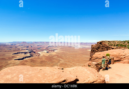 Junges Paar am Green River blicken, Insel im Himmel, Canyonlands National Park, Utah, USA Stockfoto