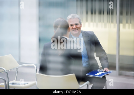 Lächelnde Geschäftsmann, Geschäftsfrau im Gespräch Stockfoto