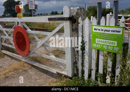 Ein Samariter melden Kreditvergabe emotionale Unterstützung und Sicherheit für die Prüfung von Selbstmord oder Selbstverletzung bei einem unbemannten Bahnübergang in Reedham auf den Norfolk Broads. Stockfoto